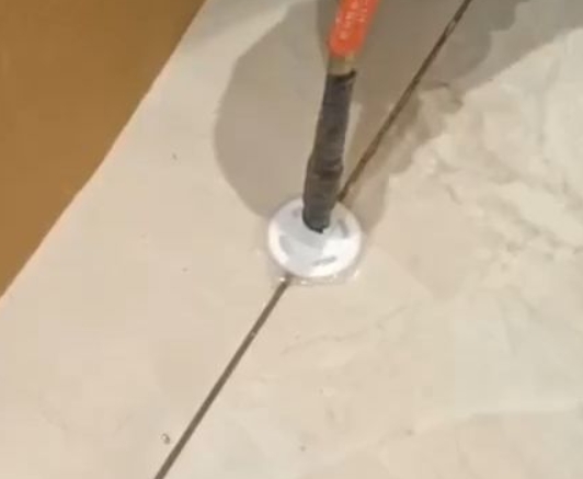 许昌市瓷砖空鼓维修公司专业解答瓷砖在铺贴过程中，如果没有涂抹均匀到位的粘结材料（如水泥砂浆或瓷砖胶），可能会导致以下问题