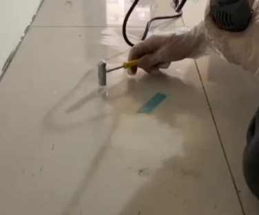 许昌市瓷砖开裂维修公司专业分享瓷砖在铺贴前如果没有沥干水分，将会导致以下问题