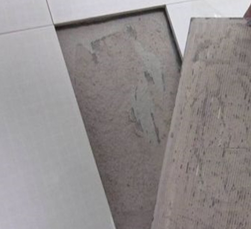 许昌市瓷砖空鼓维修公司分享瓷砖铺贴时如果打浆（即涂抹在瓷砖背面和基层上的砂浆或瓷砖胶）过少，会带来以下问题